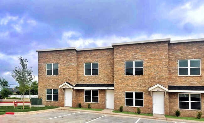 Building Photo - 2 Bed / 2 Bath Townhome Near Edmond Universities – $1,006