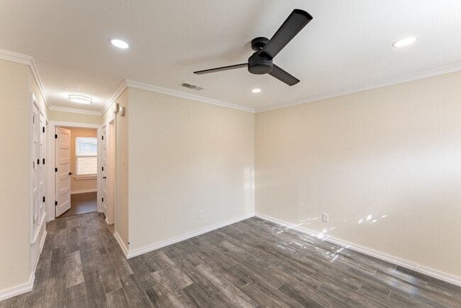 Foto del edificio - Modern Elegance in Vibrant East Austin: Chic Duplex with Stylish Upgrades, Private Oasis, Prime L...