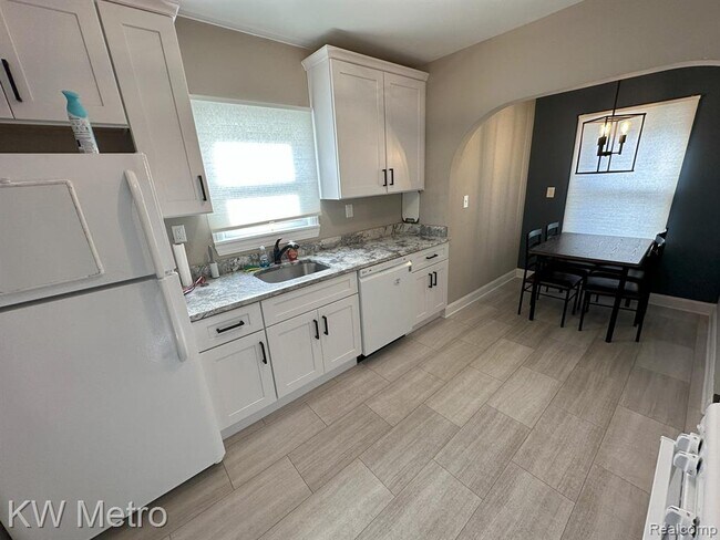 Building Photo - 21503 Collingham Ave