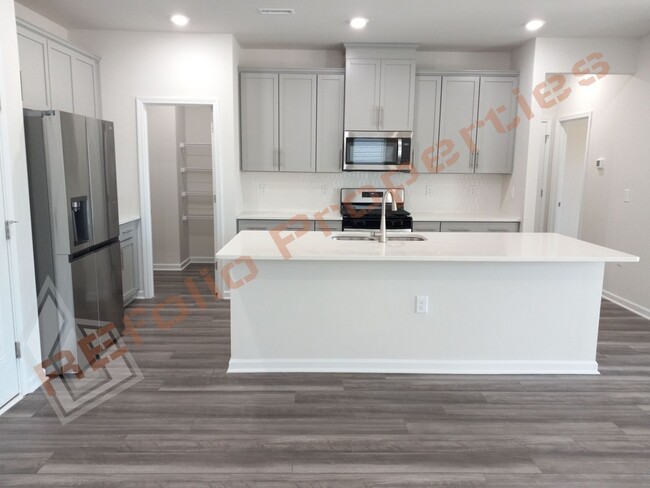 Foto del edificio - Beautiful 5 Bedroom 3 Bath 2-Car Garage Ho...