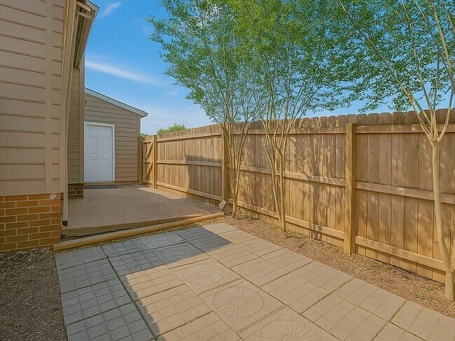 Building Photo - 2920B Lebanon Pike