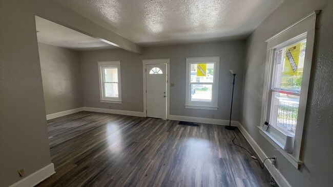 Building Photo - Charming 3-Bedroom Home in Peaceful West Toledo