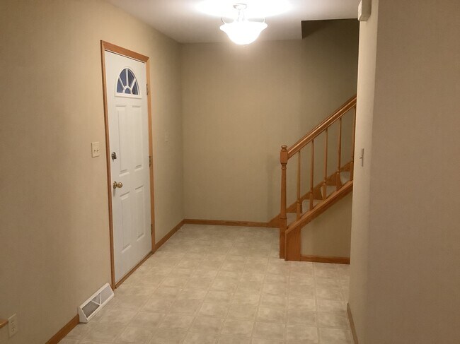 Building Photo - 840 Apple Grove Ln