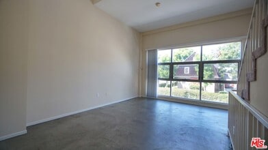 Building Photo - 922 W 23rd St