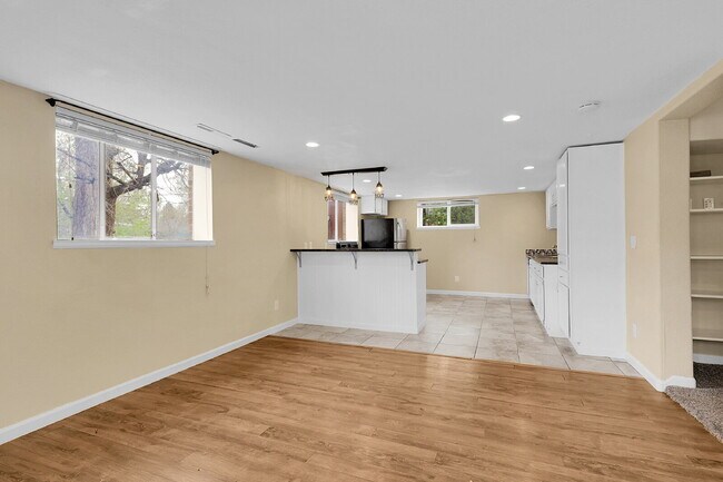 Foto del edificio - $1,695.95 - 2 Bed, 1 Bath Duplex Unit in Littleton with Fenced in yard, and In Unit Laundry!