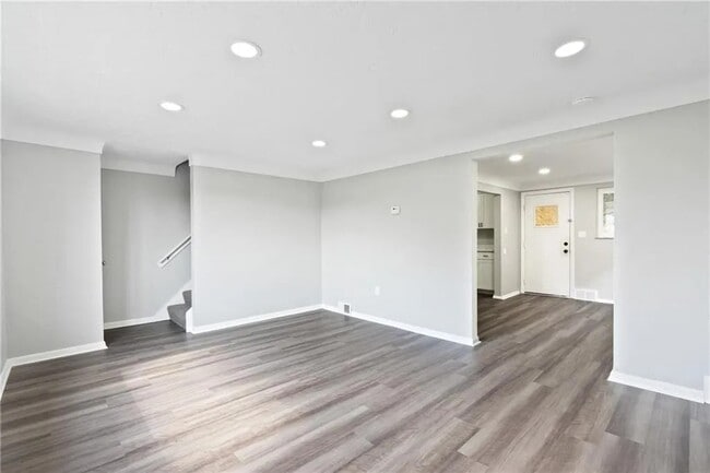 Building Photo - 2703 Woodstock Ave