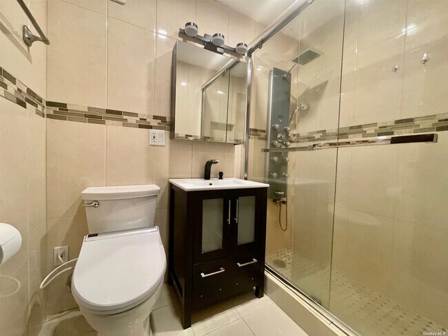 Foto del edificio - 83-36 Beverly Rd