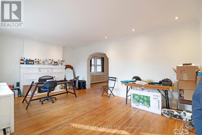 Building Photo - 6 Poplar Plains Crescent