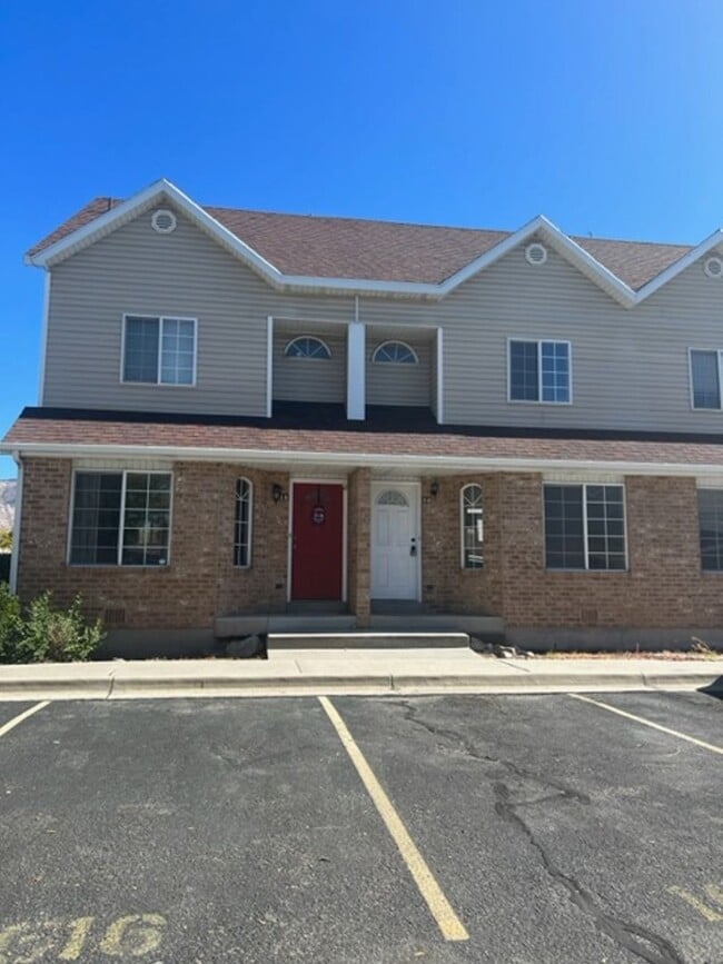 Building Photo - Beautiful town house with central air.