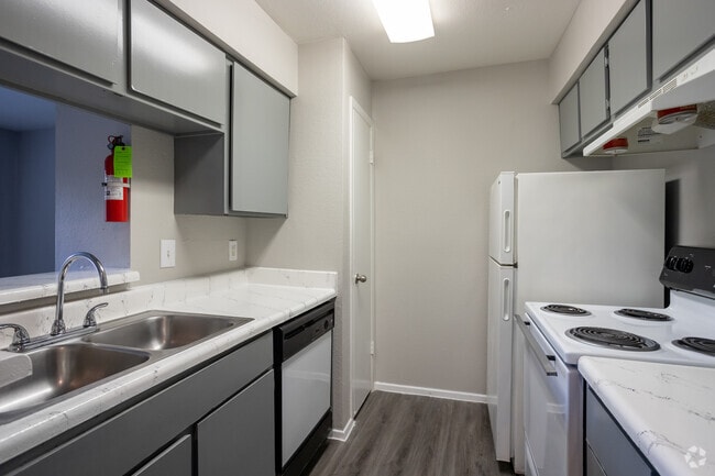 2BR, 1BA - 804SF - Kitchen - Grand at Westchase