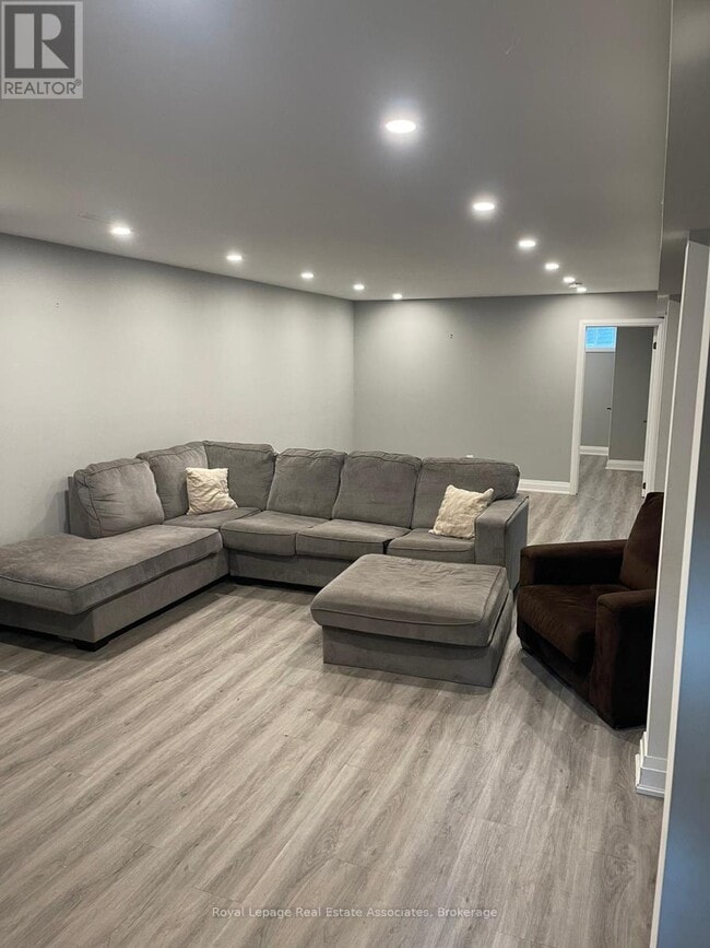 Photo du bâtiment - 44 McClellan Rd