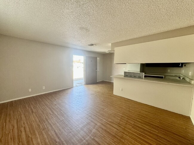 Foto del edificio - 2 bedroom 1 bath downstairs condo in Hende...