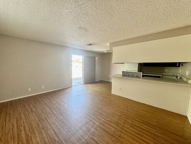 Building Photo - 2 bedroom 1 bath downstairs condo in Hende...