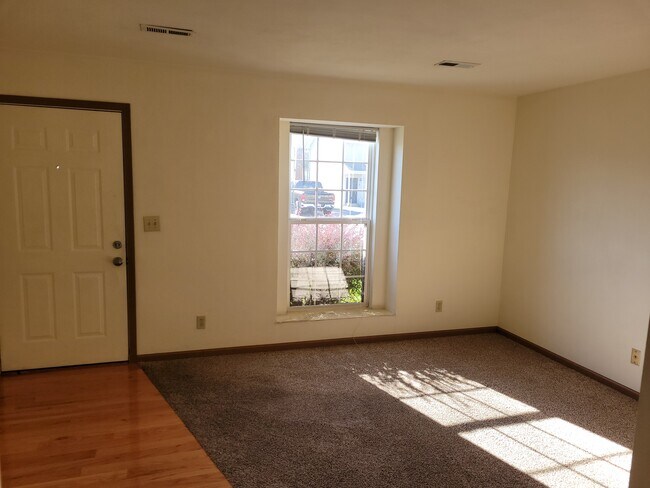Building Photo - 30 Peartree Ln