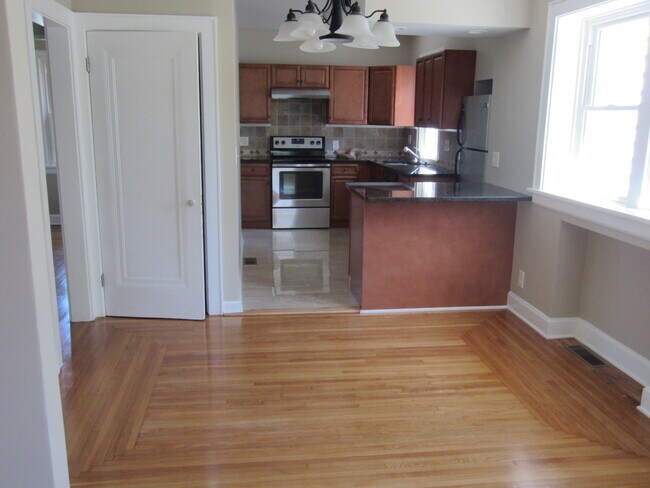 Foto del edificio - Updated 2 Bedroom 2.5 Bath in Pleasant Ridge Inc. Finished Basement with Bonus Room