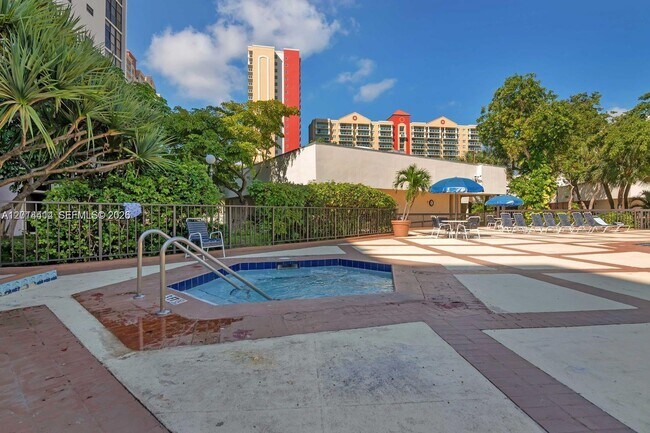 Foto del edificio - 17021 N Bay Rd
