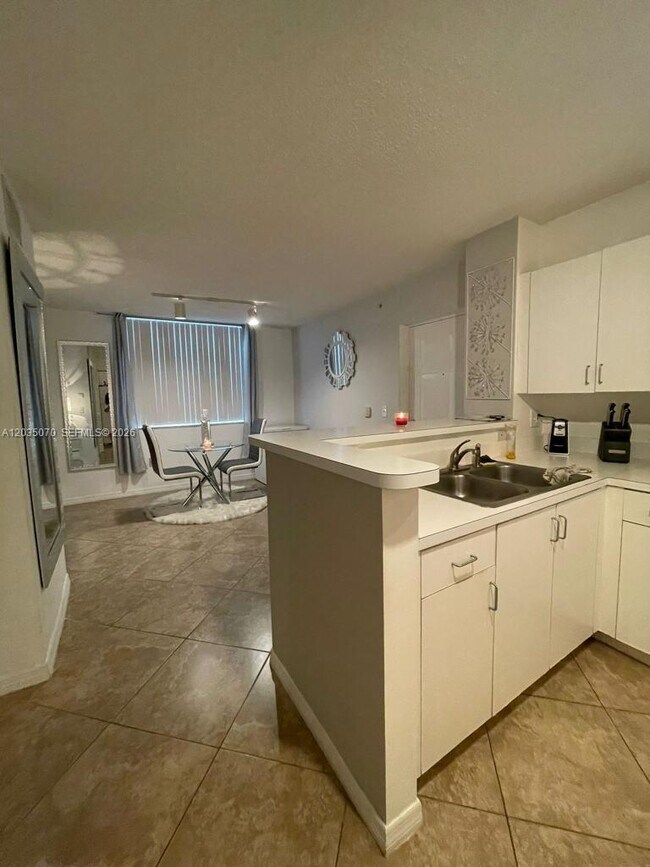 Foto del edificio - 2061 Renaissance Blvd