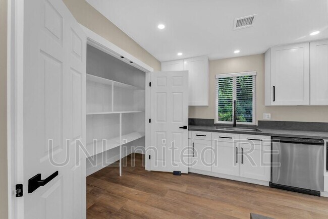 Foto del edificio - 205 Moons View Rd