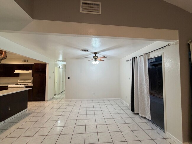 Foto del edificio - Move in ready 3 Bd 2BA home in upper NE Bakersfield