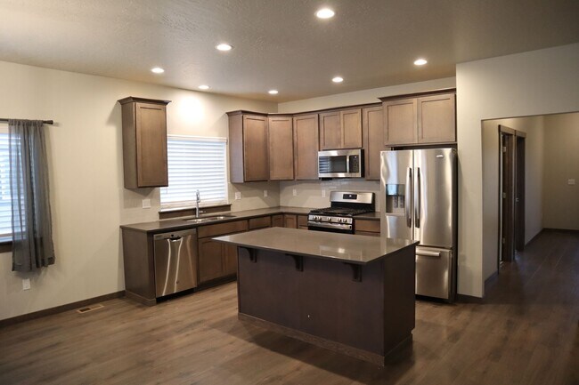 Foto del edificio - 4 bed, 3 bath Home in Tullamore Sub-Division!