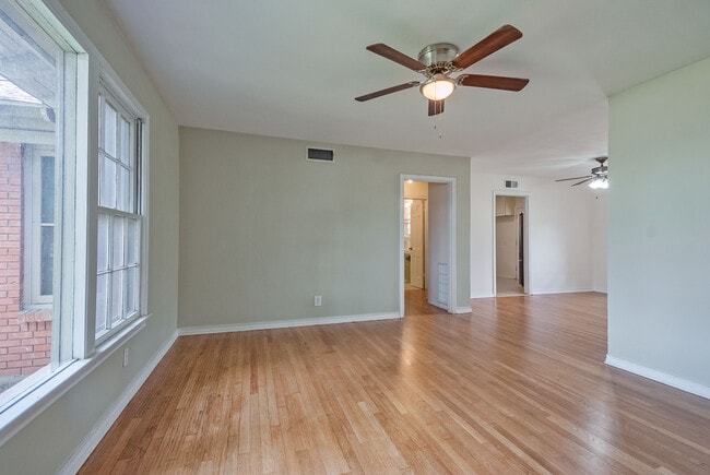 Building Photo - 1653 Mariposa Dr