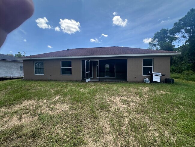 Foto del edificio - 7332 Muncey Rd