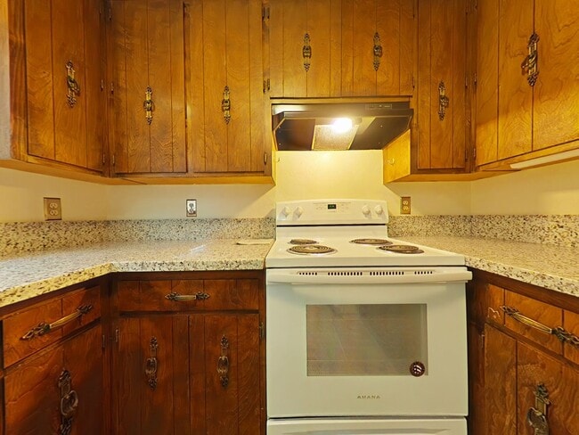 Building Photo - House ~ Close to Timberhill ~ Pet Friendly