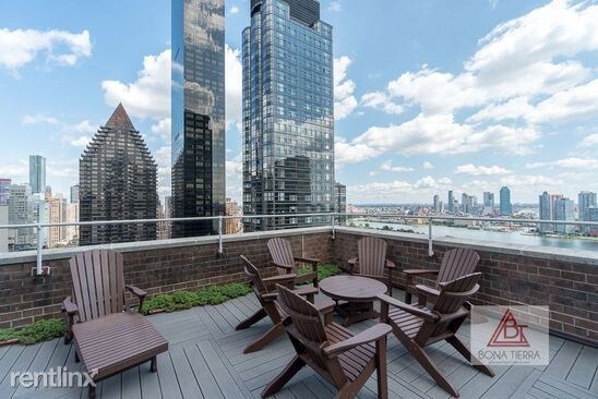 Building Photo - 9 E 49th St