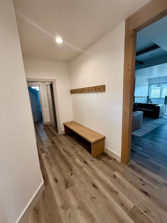 Foto del edificio - Stunning 4 Bed 3 Bath Single Family Home With Garage located Towards Canyon Ferry!