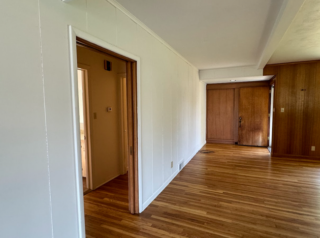 Building Photo - Beautiful 5 Bedroom, 2 Bathroom + Bonus ro...