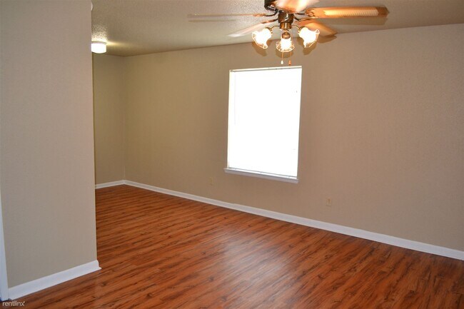 Building Photo - 2 br, 1 bath 4plex - 1528 Pine Ridge Dr A