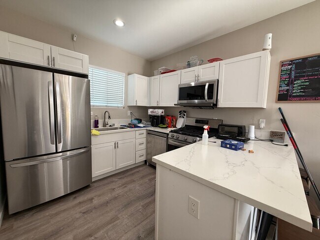 Foto del edificio - 5223-5225 E Falls View Dr