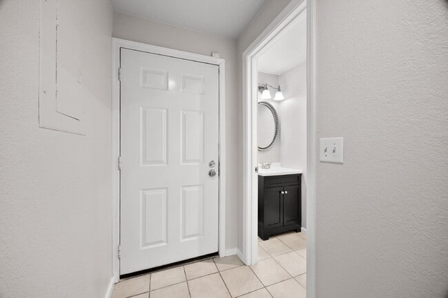 Foto del edificio - TOWNHOUSE IN KENT! Two story condo/townhouse 2 bedroom 1.5 bathroom TOWNHOUSE in Kent at Colonial...