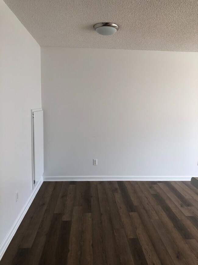 Foto del edificio - Foxhill Commons - Fresh Paint and New Flooring Throughout!!!