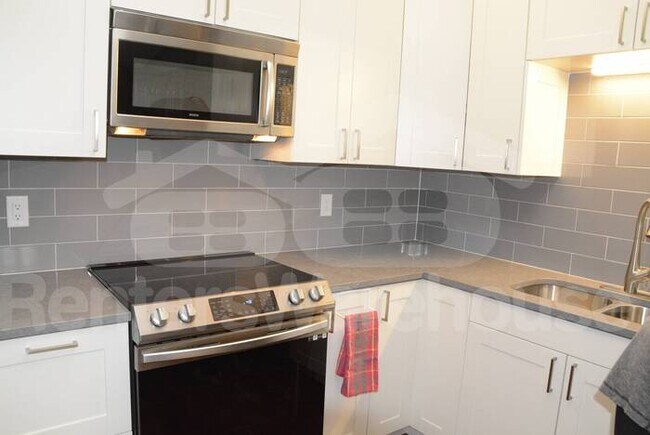 Building Photo - Available June 1 - Beautiful Remodeled 3 Bedroom Twin Home in Burnsville!