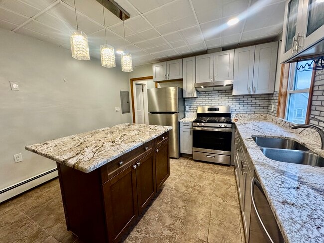 Building Photo - 372 Prospect St