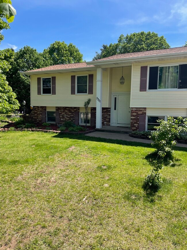 Building Photo - 3301 Larry Dr