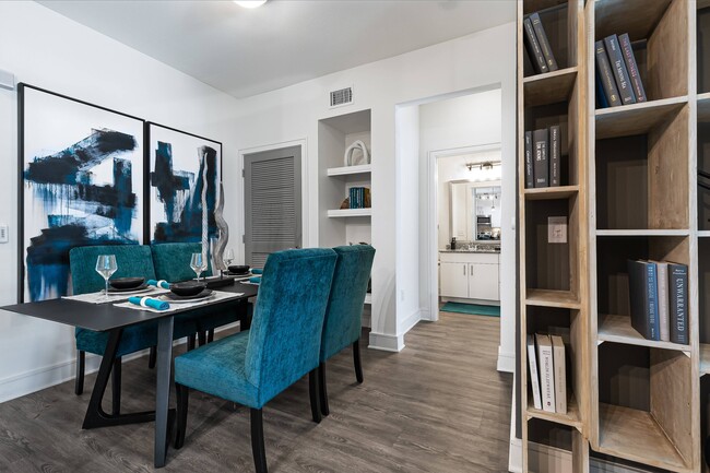 Encantadora área de comedor con estantes empotrados - Cyan Craig Ranch Apartments