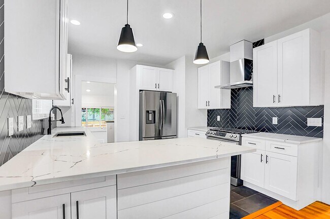 Building Photo - Stunning Potter Highlands home near Highla...
