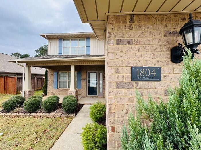 Building Photo - Amazing Square Footage & Location-with a FENCED YARD