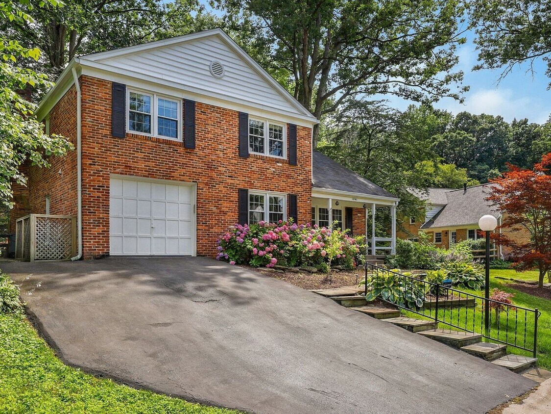 Primary Photo - 4 Bedroom + Large basement - Single Family...