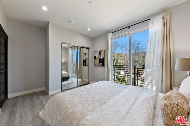 Building Photo - 15106 Roxford St