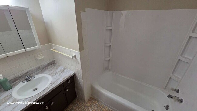 Foto del edificio - 3 Bedroom 1 Bath Multiplex Unit #4 – Columbia Heights