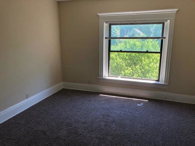 Foto del edificio - 1BD/1BA Top Floor apartment