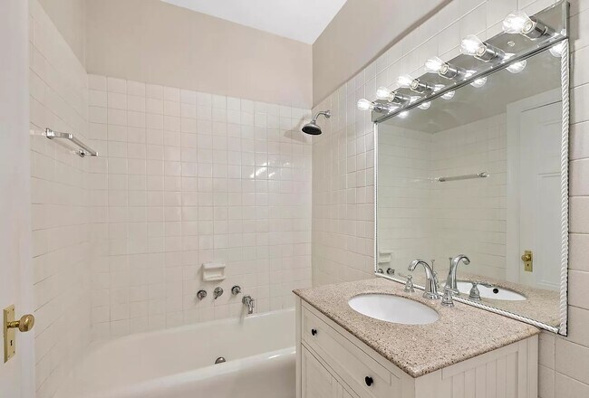 Foto del edificio - 60 E Scott St