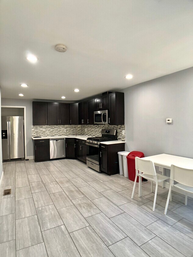 Shared Kitchen - 1730 W Master St
