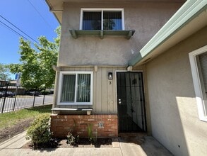Building Photo - 901 Carro Dr