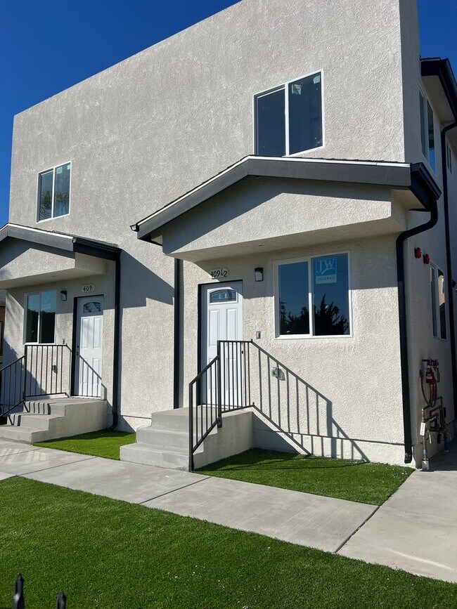 Building Photo - 409 E 99th St