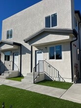 Building Photo - 409 E 99th St