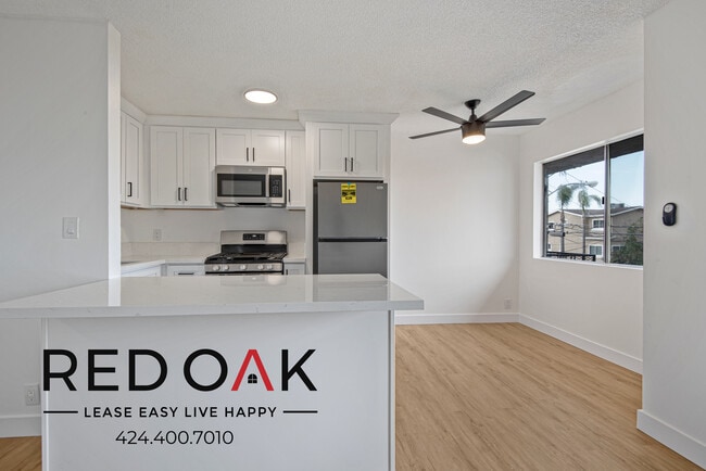 Building Photo - Stunning Top Floor One Bedroom with Privat...
